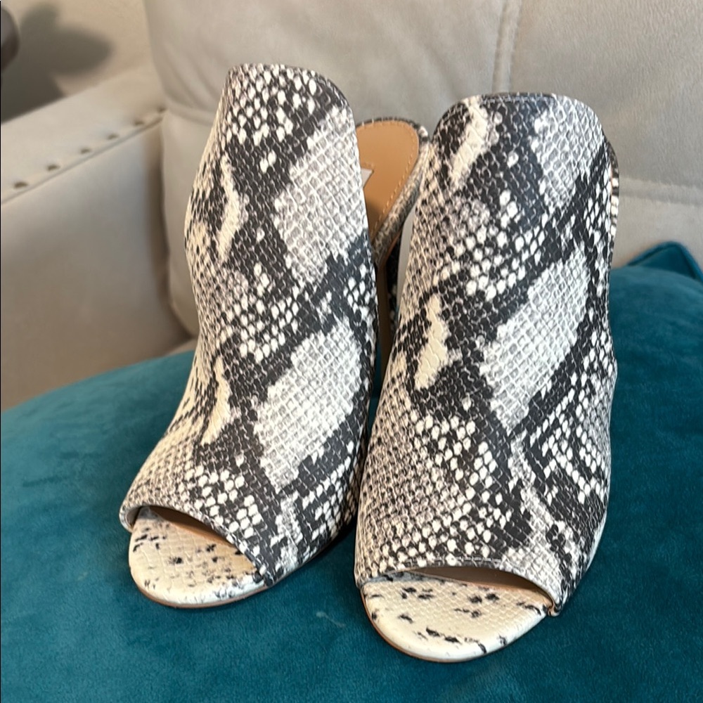 Steve Madden Black and White Heels with Sleek Design